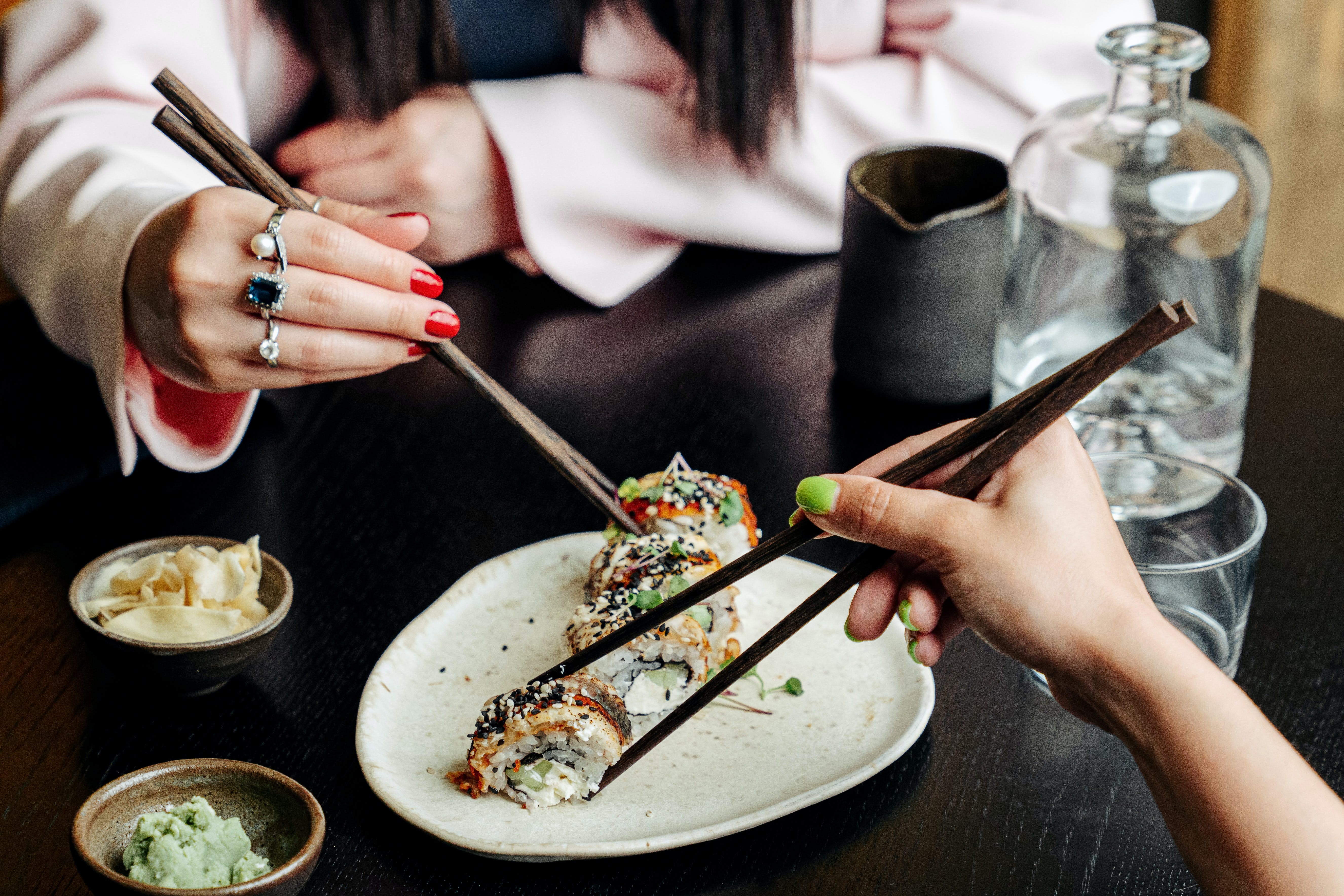 schön angerichteter Teller mit sushi