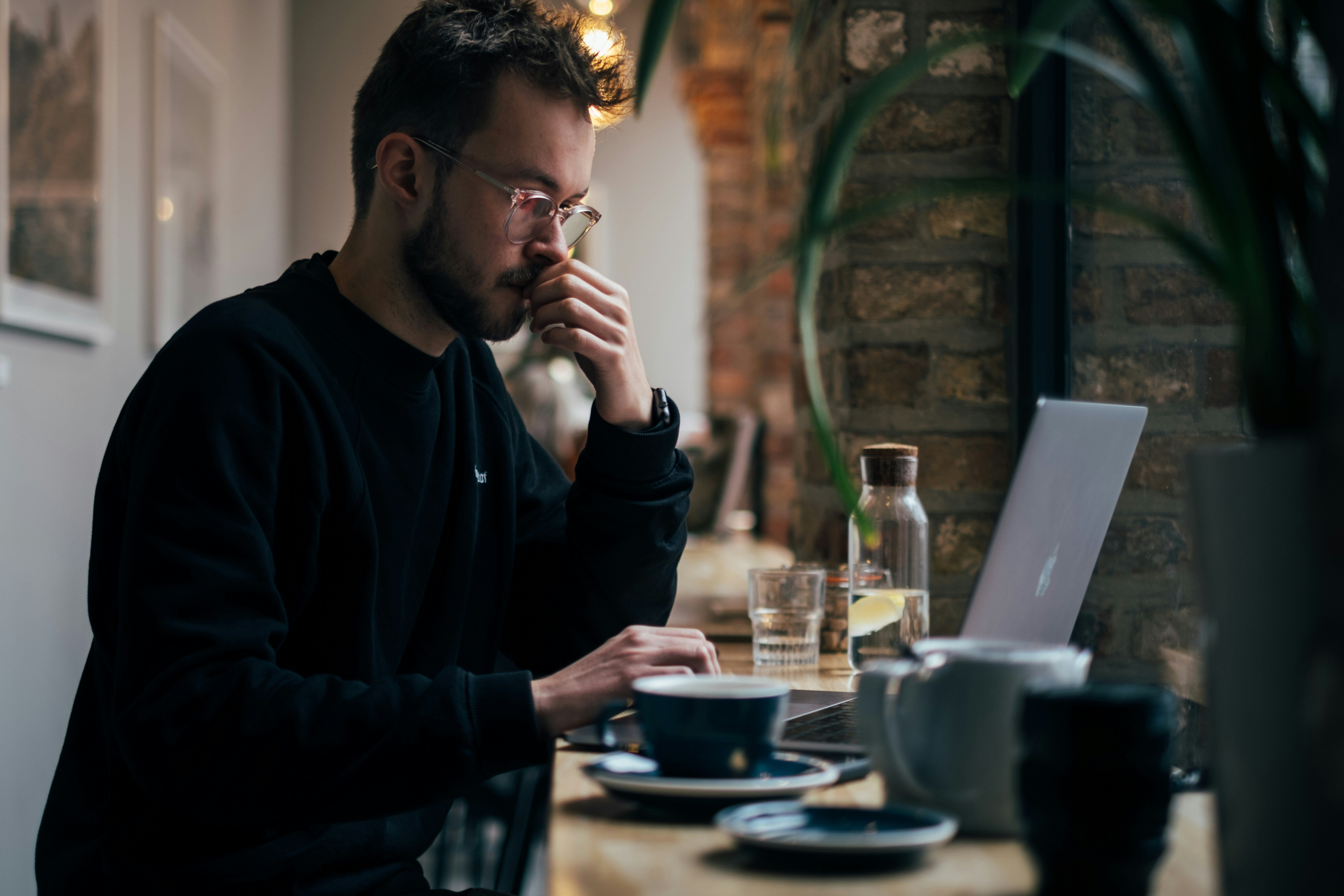 mitarbeiter arbeitet am laptop in einem gemütlichen café
