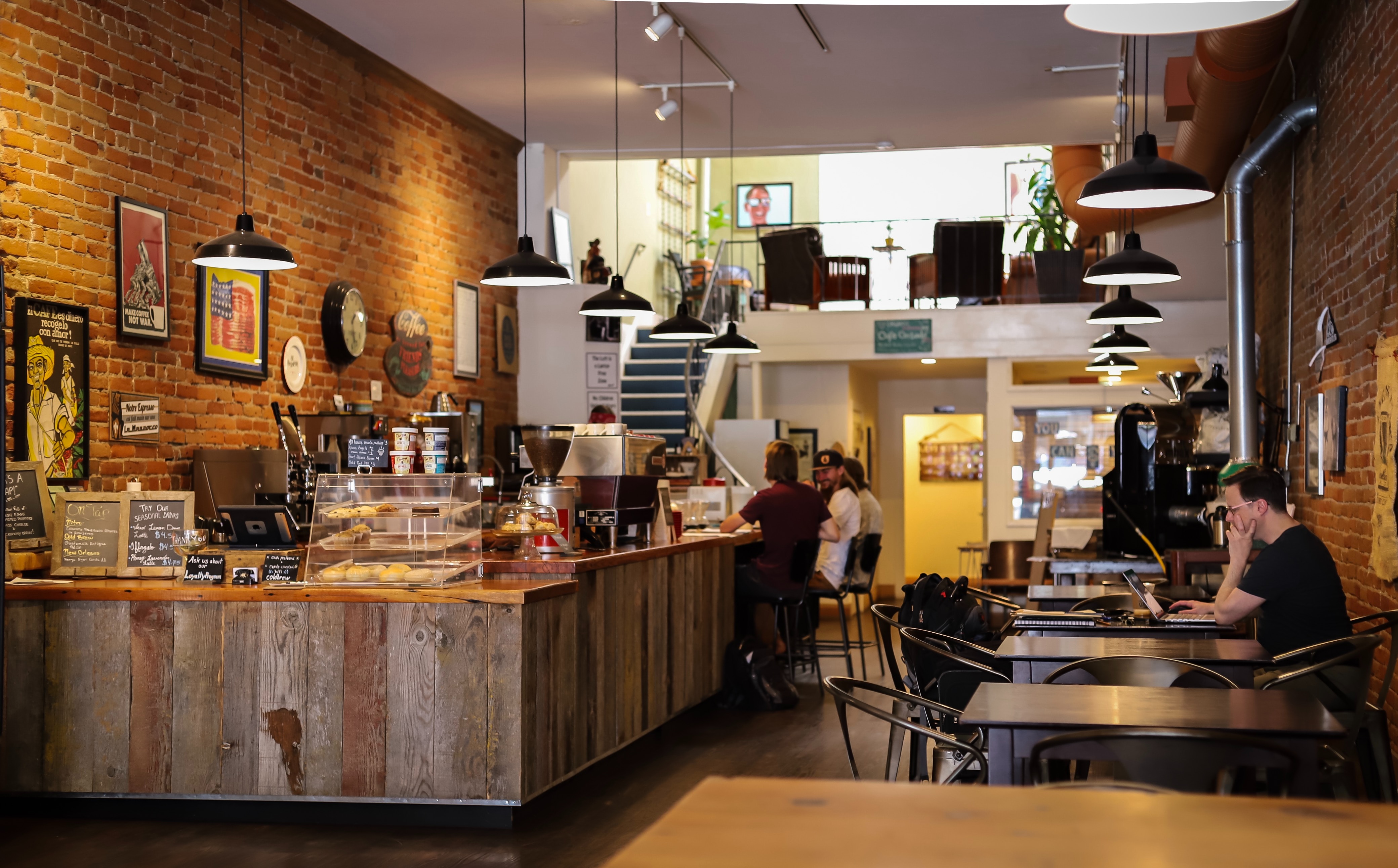mehrere gäste in einem gemütlichen café