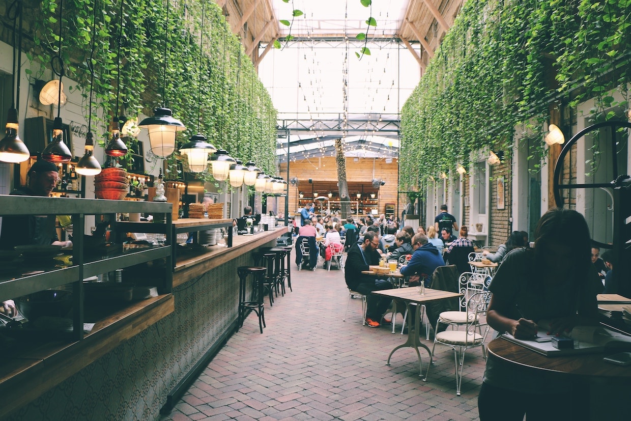 Gastgarten eines Restaurants mit Gästen