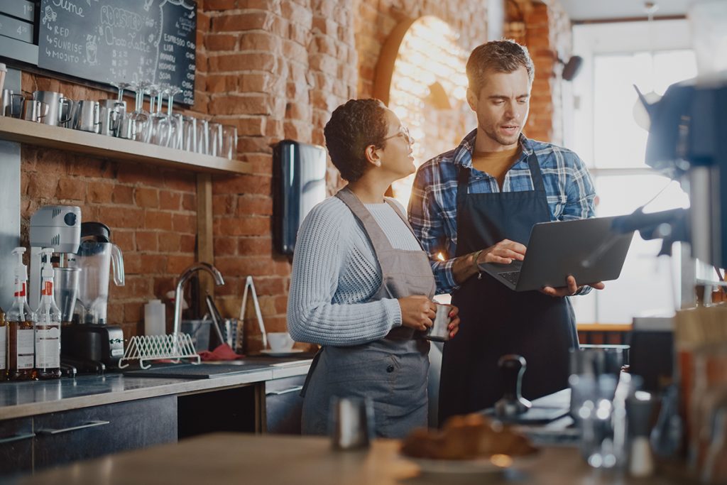 Employees in restaurants use digital tools