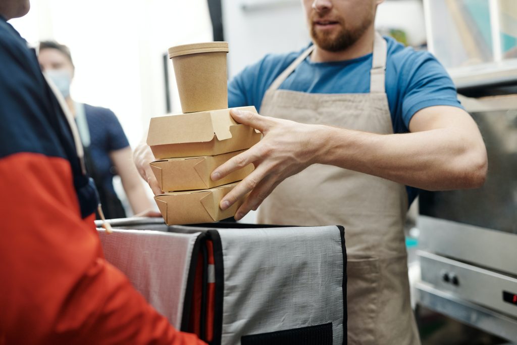 Lieferdienste werden auch 2022 zu den Gastronomie Trends gehören.