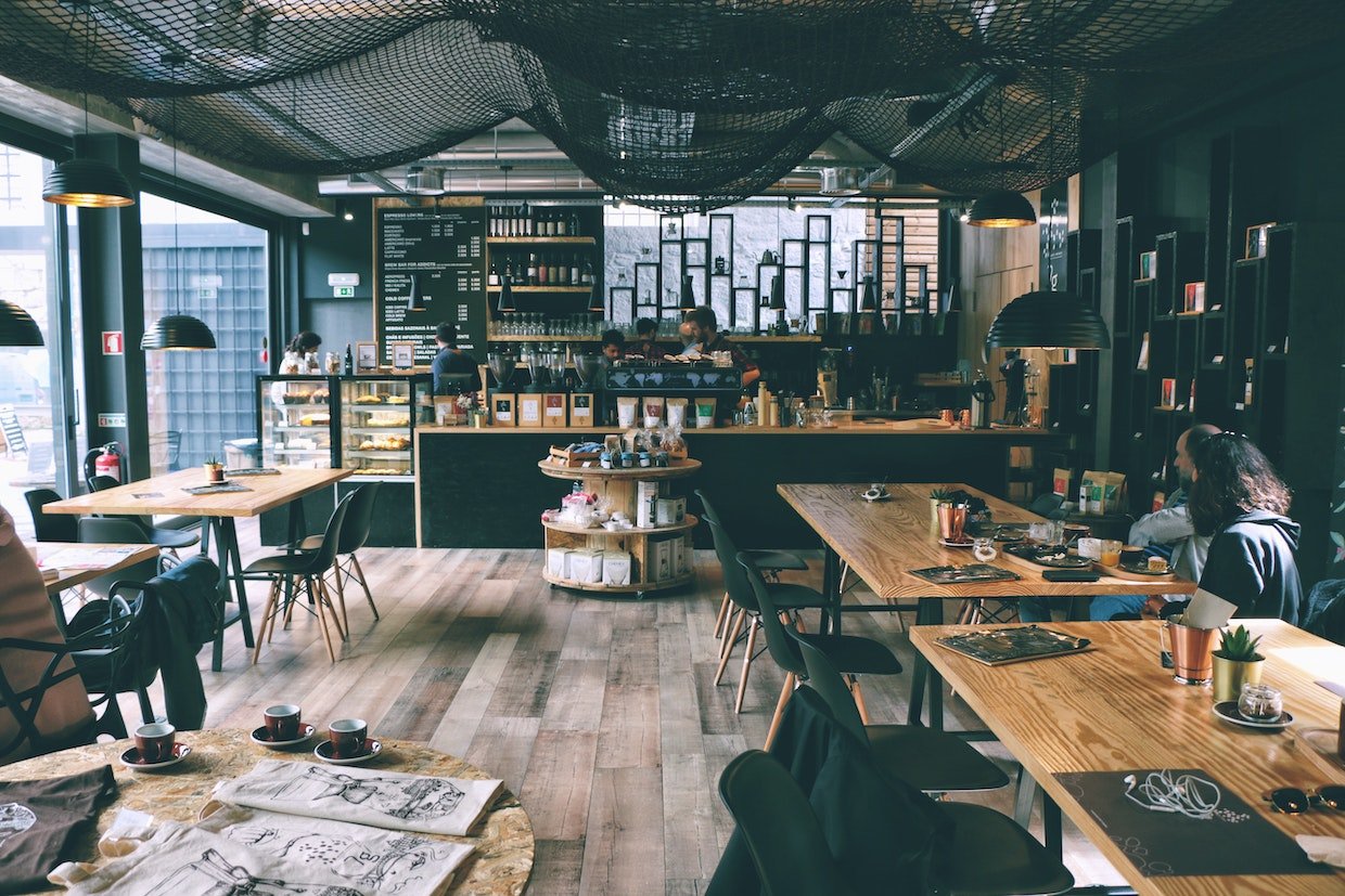 Gäste sitzen an einem Tisch in einem Café