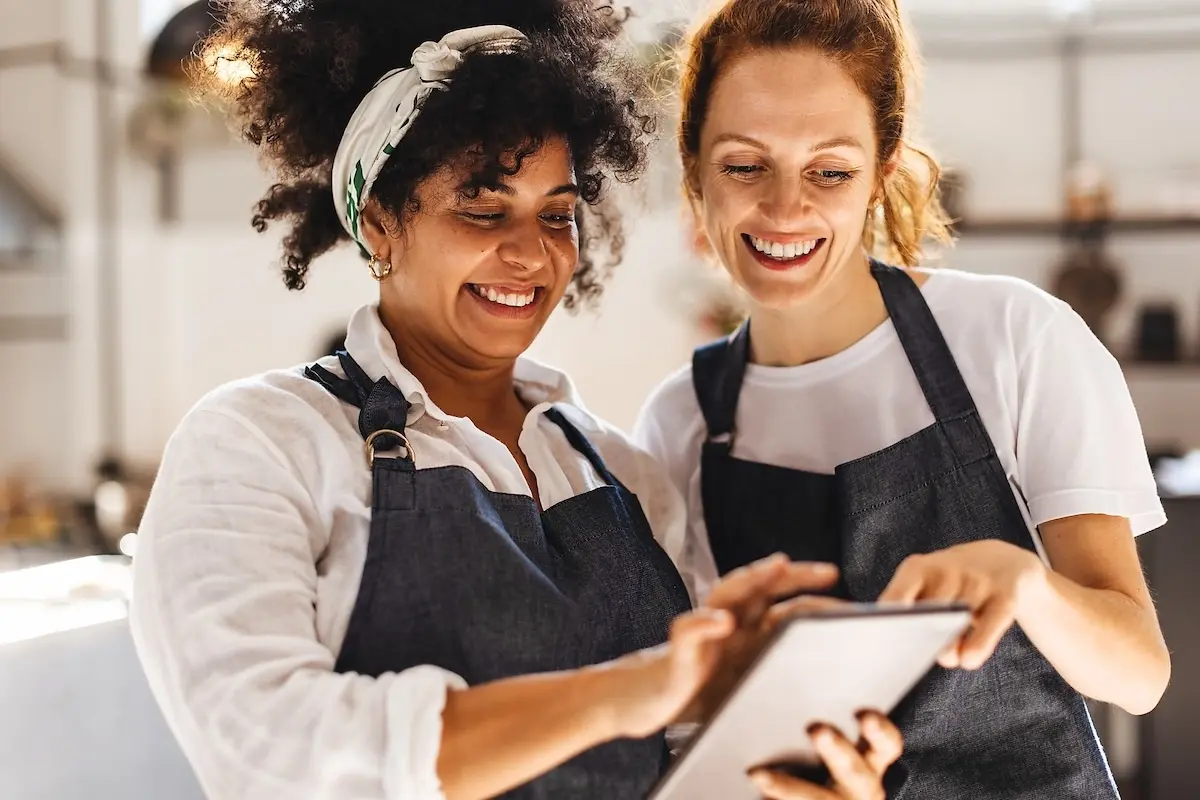 Restaurant-team-working-together-on-tablet